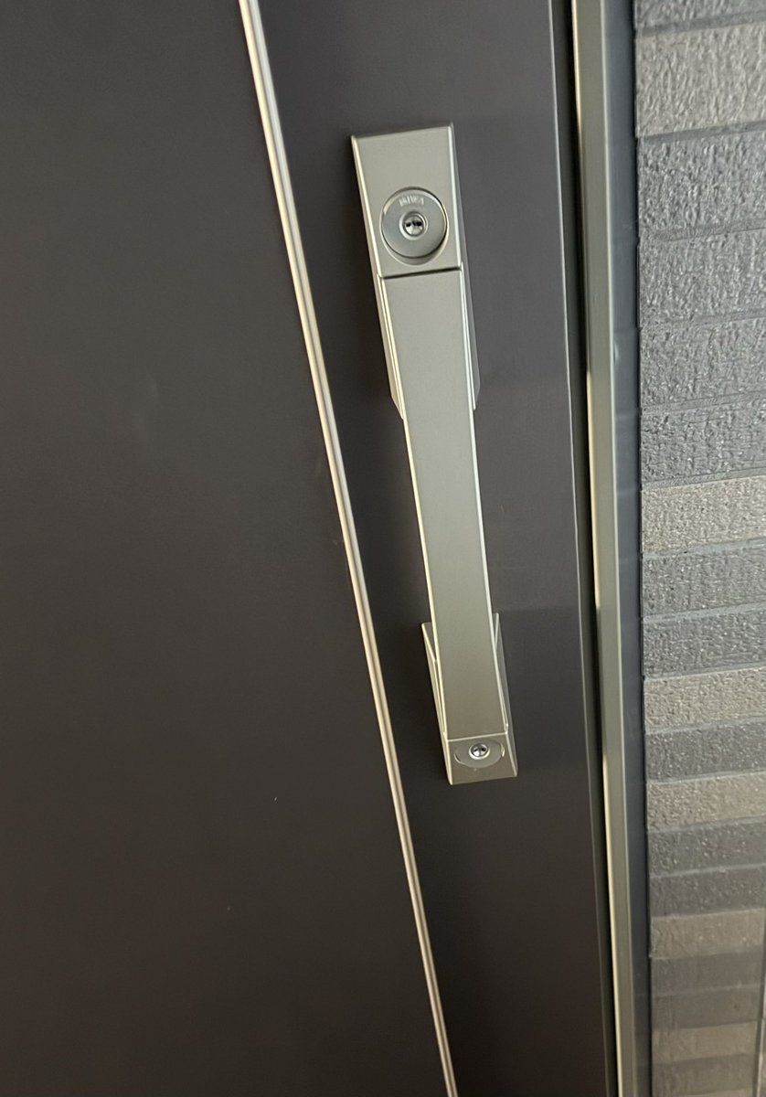 🐸配達で

玄関先に置く(置き配)
注意:玄関のドアにかけてください

え、意味が分からない。
縛りつければいいのか、、？？
下に置いたけどバッドはないので大丈夫そう。