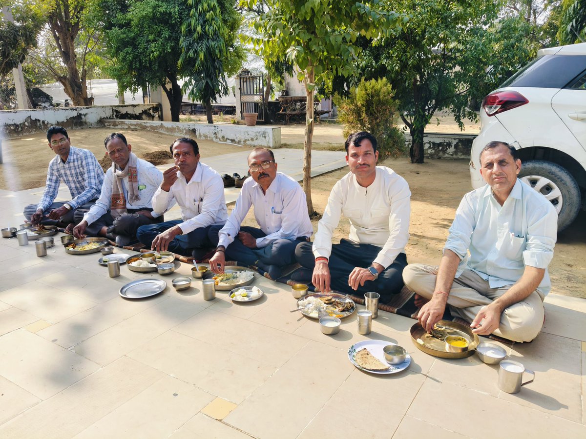 Shyamkumar901's tweet photo. एआईएसओ संगठन राजस्थान प्रदेशाध्यक्ष 
श्री  @vimalyadav51  जी के निवास पर बाजरे की रोटी घर पर बनाया गया छांछ,दही,घी 
का लुत्फ उठाते हुए अति प्रसन्नता हुई।

विमल जी सहित परिवारजनों द्वारा दिया गया स्नेह प्रेम सदा याद रहेंगे।
@AISO_INDIA https://t.co/Fm2GGWuDEs