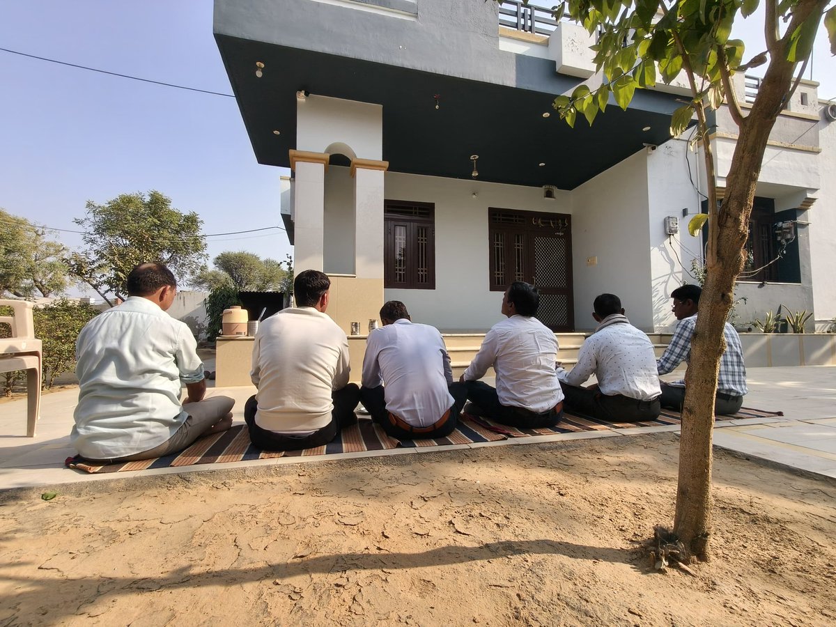 Shyamkumar901's tweet photo. एआईएसओ संगठन राजस्थान प्रदेशाध्यक्ष 
श्री  @vimalyadav51  जी के निवास पर बाजरे की रोटी घर पर बनाया गया छांछ,दही,घी 
का लुत्फ उठाते हुए अति प्रसन्नता हुई।

विमल जी सहित परिवारजनों द्वारा दिया गया स्नेह प्रेम सदा याद रहेंगे।
@AISO_INDIA https://t.co/Fm2GGWuDEs