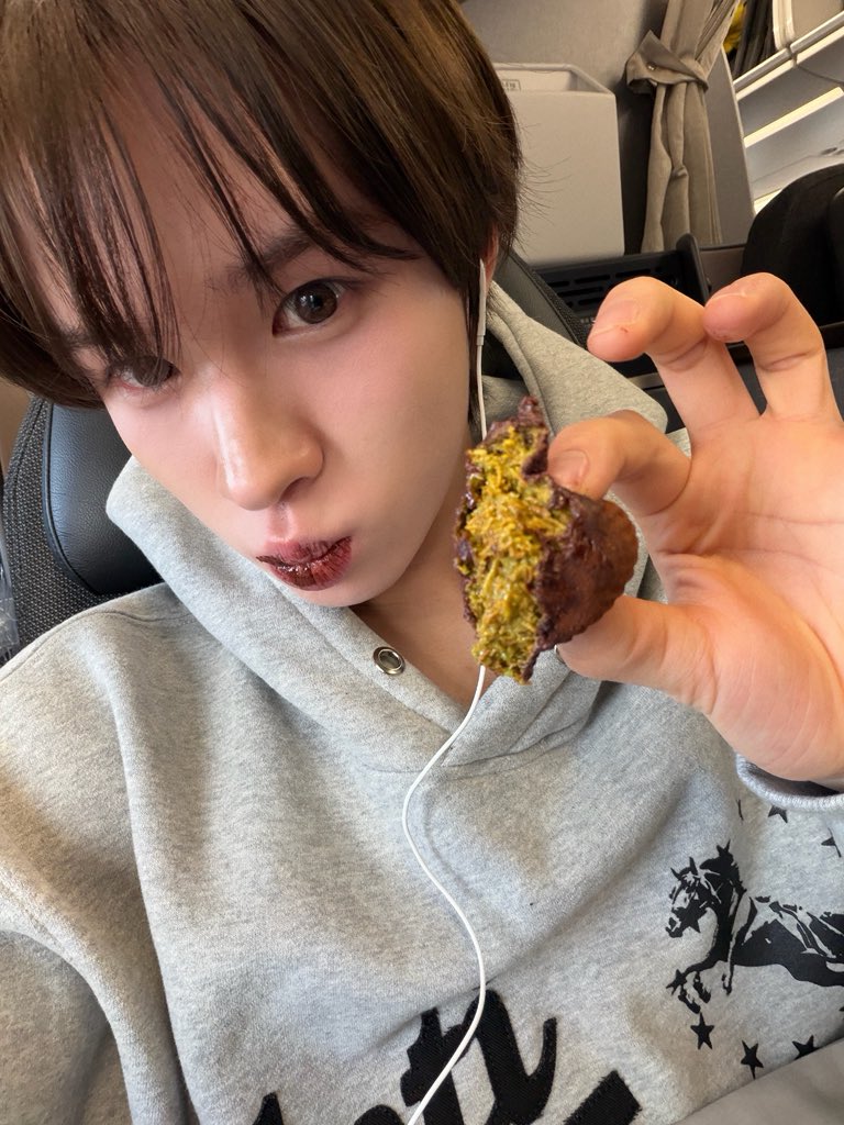 TWSLATION_'s tweet image. [260117] #KYUNGMIN WV POST

🐹: i got on the plane together with dubai chewy cookies hehe

#경민 #TWS #투어스 @TWS_PLEDIS