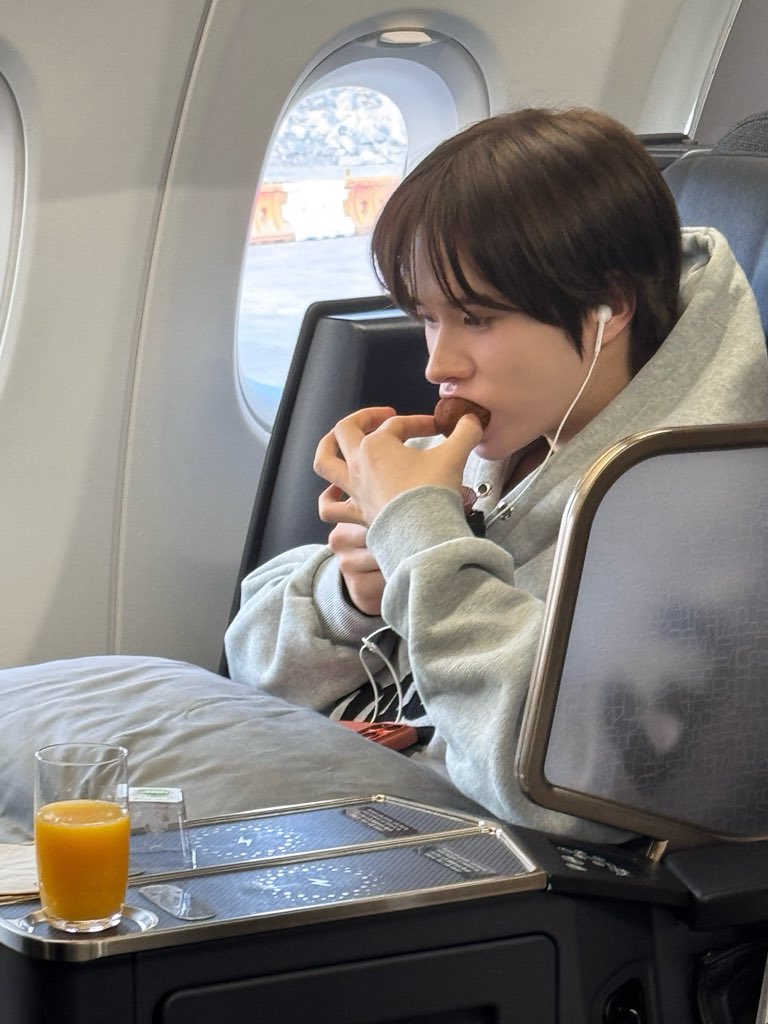 TWSLATION_'s tweet image. [260117] #KYUNGMIN WV POST

🐹: i got on the plane together with dubai chewy cookies hehe

#경민 #TWS #투어스 @TWS_PLEDIS