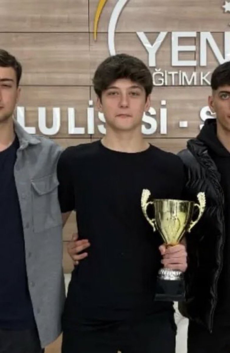 Pırıl pırıl çocuklar toprağın altına giriyor. Tek yaptıkları, toplumda suça itilen çocuk analizleri. Analizinizi skim, daha kaç gencecik can gidecek #AtlasCağlayanİcinAdalet