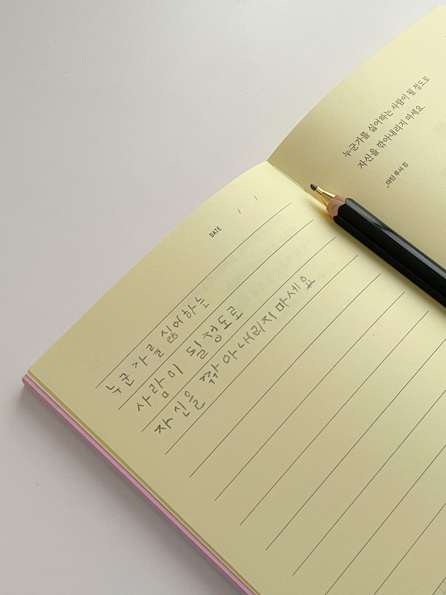 sorry_ynotsorry's tweet image. #광고 #rt이벤트 
추첨 후 3분께 해당 도서를 보내드릴게요📚

&amp;lt;기분을 바꾸는 왼손 필사&amp;gt;

왼손으로 쓰다보니 삐뚤빼뚤하지만
생소한 느낌이 너무 재밌고
차분하게 한글자씩 쓰려고 하니
기록에 집중할 수 있게 도와줍니다✍🏻