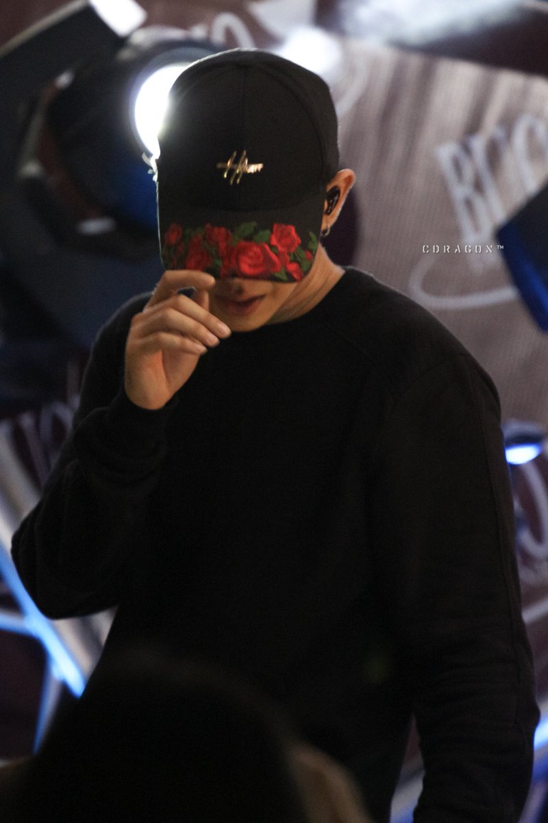 bbs_bbs_'s tweet photo. ปิดหมวกเป็นพี่โชค 
เปิดหมวกมา อ้าว น้องพิคเองหย๋อ🤏🏻🥰

#เป๊กผลิตโชค 
#PeckPalitchoke https://t.co/d6dLMBweHn