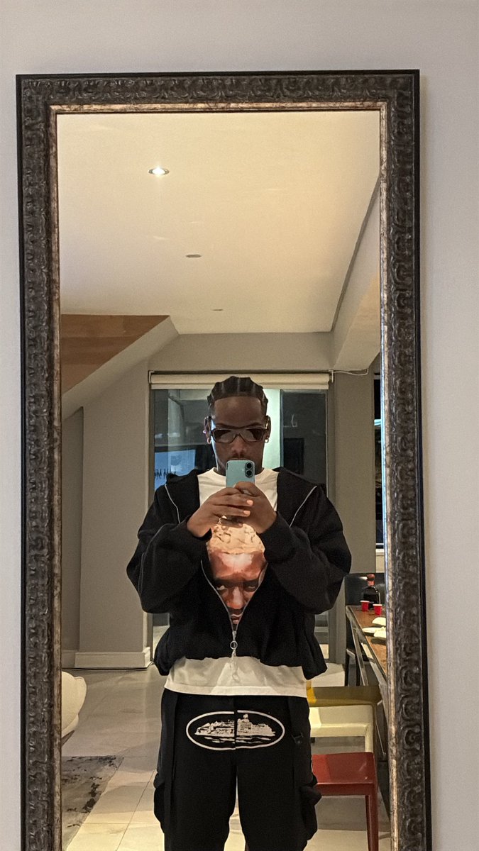 0llyfyb's tweet image. i was going to tell u i’m improving