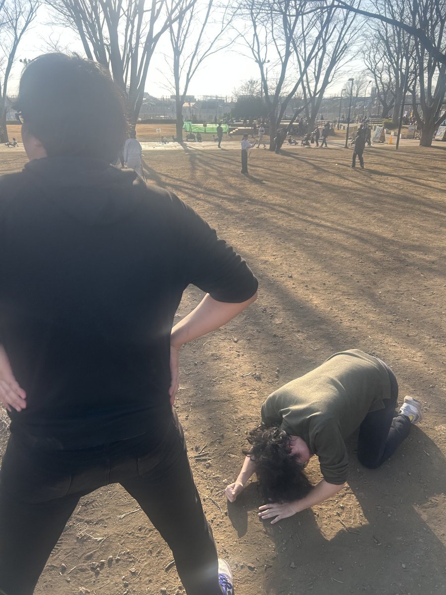 大股2歩が届かなかった27歳男性とでっけー男の背中