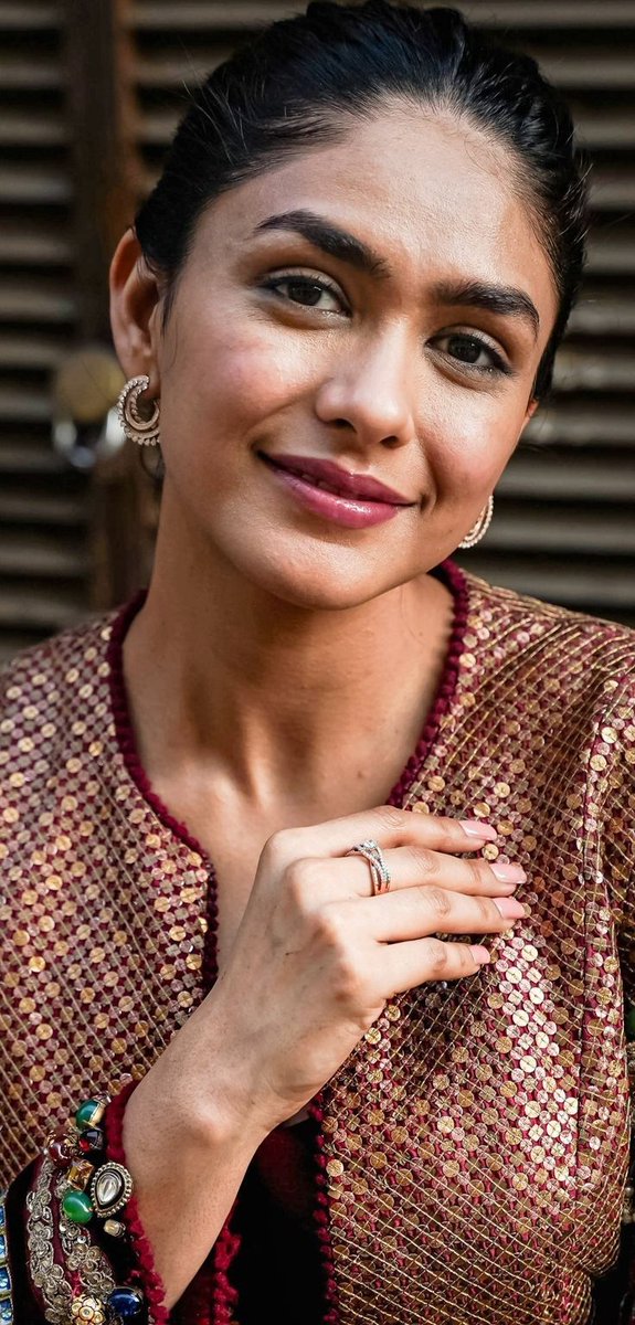 Mrunal Thakur Commentary tweet media