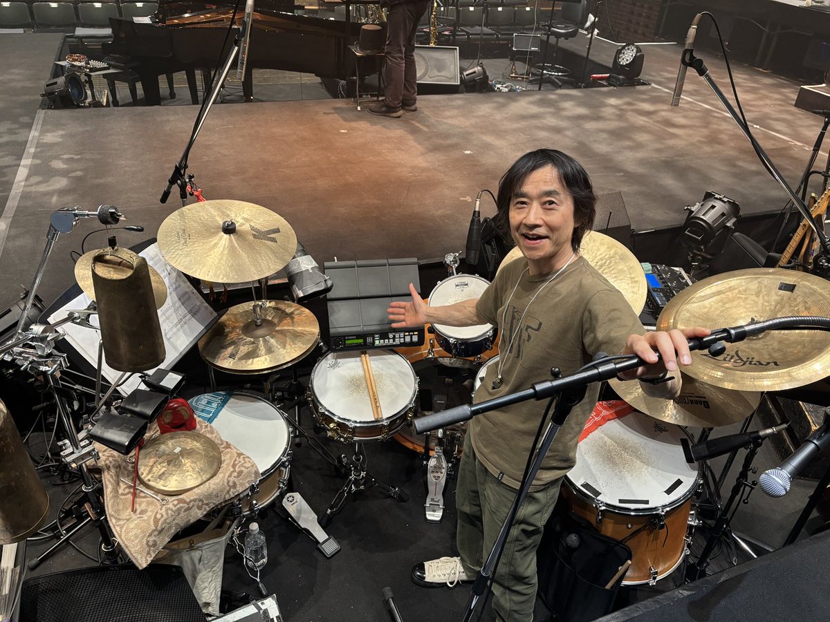 ROLLY@赤レンガ倉庫、2日目です♪

ヤマハのメイプルのセットにマヌカチェの小さいタム２つ、スネアはピーター・アースキンモデルとメイプル！
エレパッドはDTX12！
シンバルはじるじゃん、ハットはスウィートの15インチ！
(ピット内のセッティングに4時間✌️)