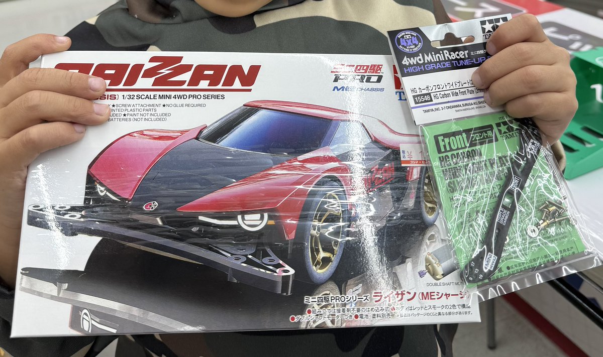 shintaload's tweet photo. MEシャーシとカーボンスライド！
コジマ電気開店と同時にゲット( *˙ω˙*)و ｸﾞｯ!
 #ミニ四駆 #MEシャーシ #タミヤ #TAMIYA https://t.co/GQCOjgFZs4