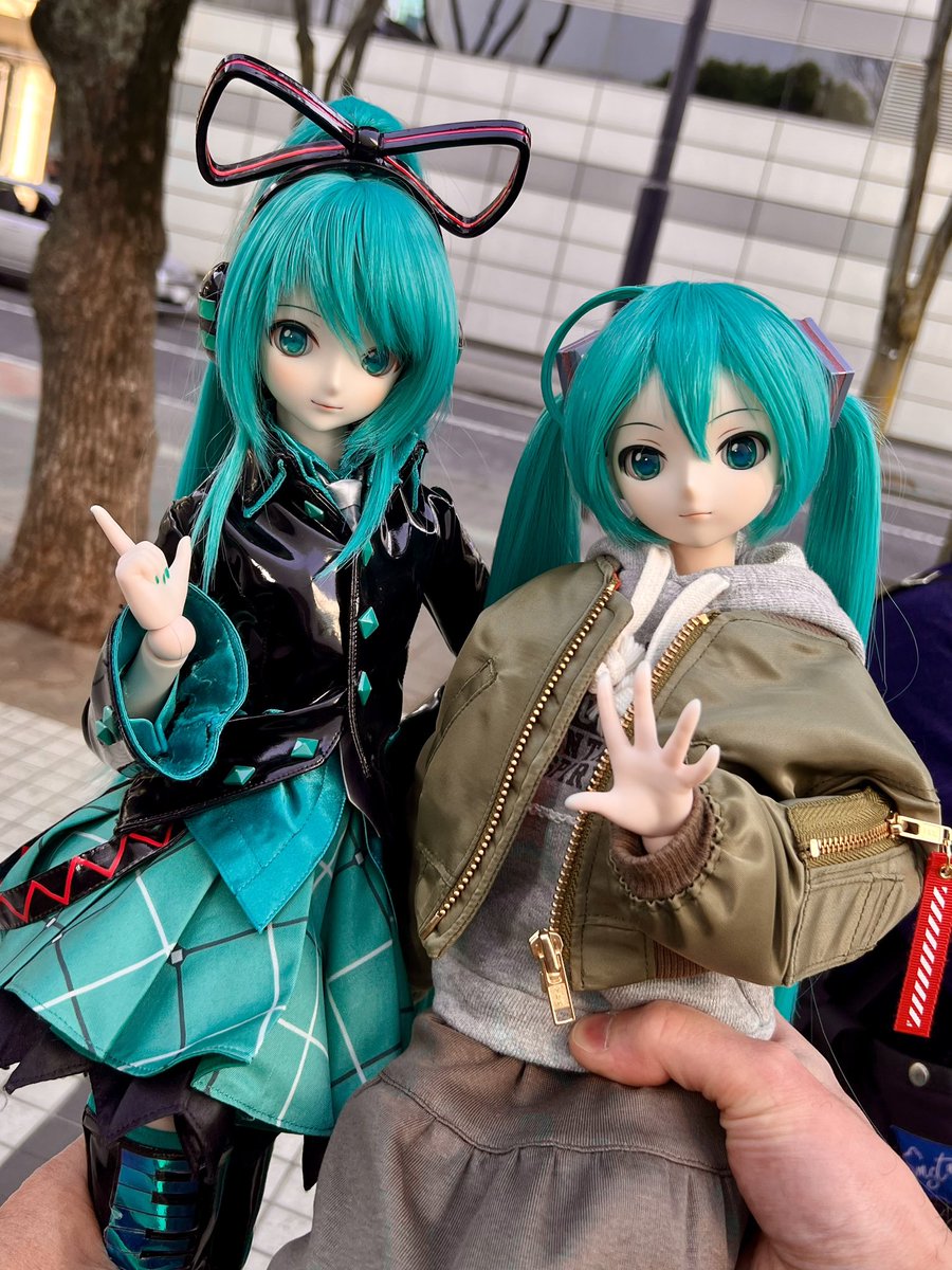 つまつまさんちのifミクちゃんと。 わい、鷲掴みすぎた💦 #よそのこ