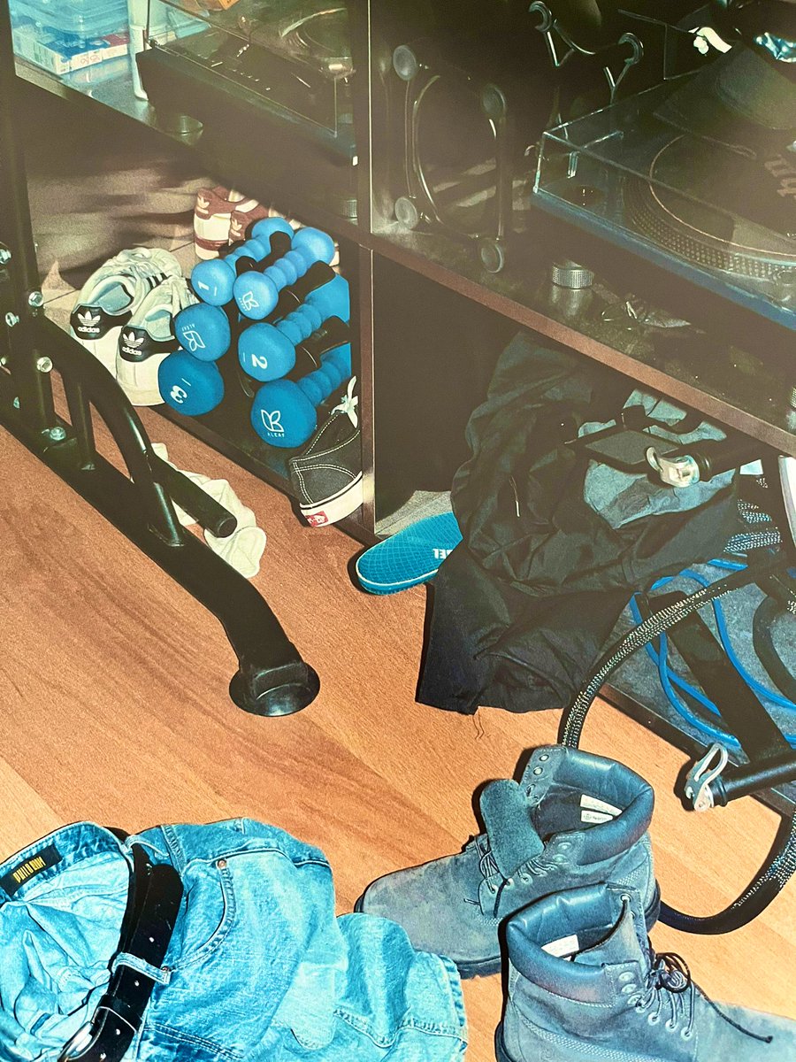 _eusoni's tweet image. 롱샷 앨범 매거진 버전 최고에요,  굳이 애쓰지 않아도 어떤 과거의 향수를 자극하는 구성