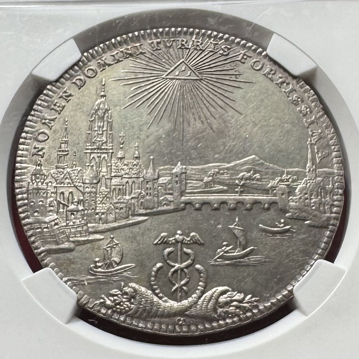 first_sovereign's tweet photo. 1772年。都市国家にとって「信用」と「秩序」は神の加護と不可分だった。 全てを見通す目👁️は、神の監視であり、正当性の証明でもある。 重要なのは、この目が王や聖人の上に置かれていないこと。 👁️が見下ろしているのは「都市」「交易」「人の営み」。 つまりこれは、国家ではなくシステムを見守る神の象徴。 貨幣とは、価値を信じさせる装置。その頂点に「目」を置いた理由が、この一枚には刻まれています。 今我々に必要とされているのもこの視点ではないでしょうか。