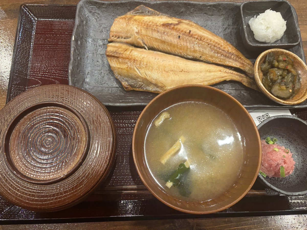 夜の日本オープンの為に栄養補給。櫻井さんがこの前美味そうなの上げてたから真似して行ってきましたしんぱち食事🐟
さば文化干し定食1060円、ほっけ定食1280円でこの量この味、大満足です😃
これで夜はツモりまくりか⁉️