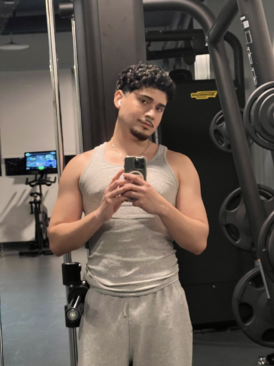 BiLatinKen's tweet image. latinos hit me up