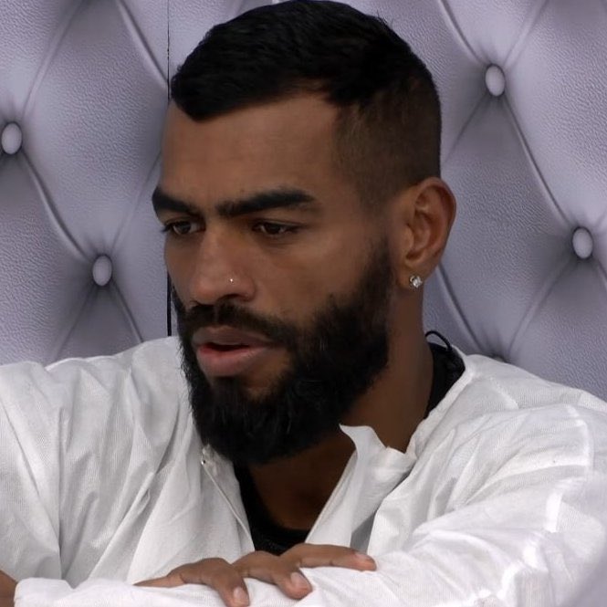 🚨 Antes de sair, Rikardo falou: 
“para Durkheim ‘O indivíduo só existe enquanto ser humano porque a sociedade existe dentro dele’, logo o quarto branco não testa força, testa o limite da condição humana.” 
#BBB26