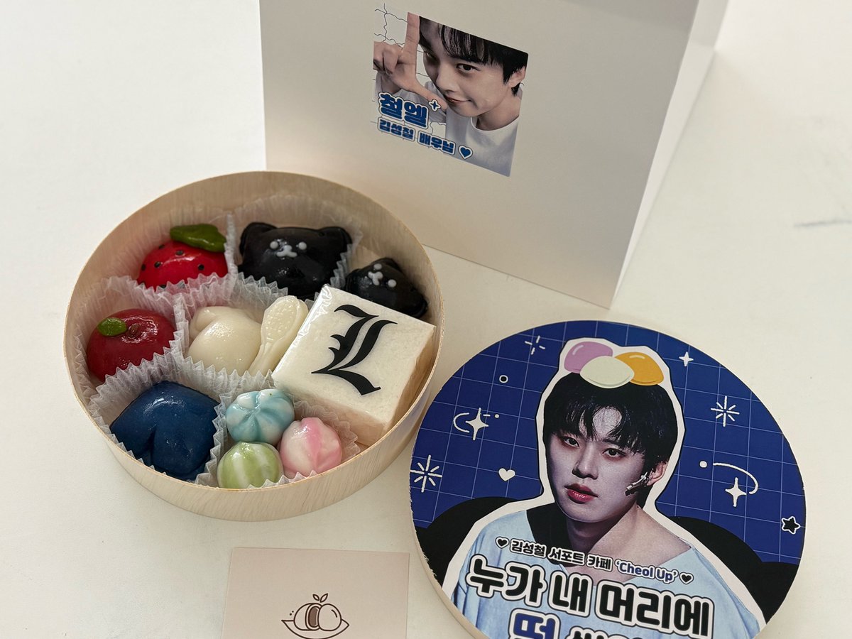 Cheolup's tweet photo. 📍뮤지컬 <데스노트> 철엘 서포트

뮤지컬 <데스노트>에서 L역을 맡은 김성철 배우님과 <데스노트> 팀을 위해 떡 세트와 페이퍼 아트를 준비했습니다.

서포트에 참여해 주신 모든 분들께 감사드립니다 :) https://t.co/bmLQIS612I