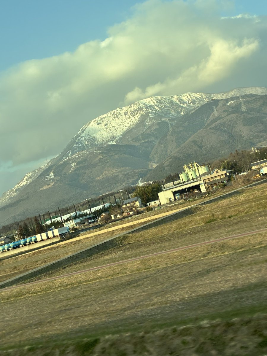 滋賀らへんー、雪積もってる⛰️
#新幹線の車窓