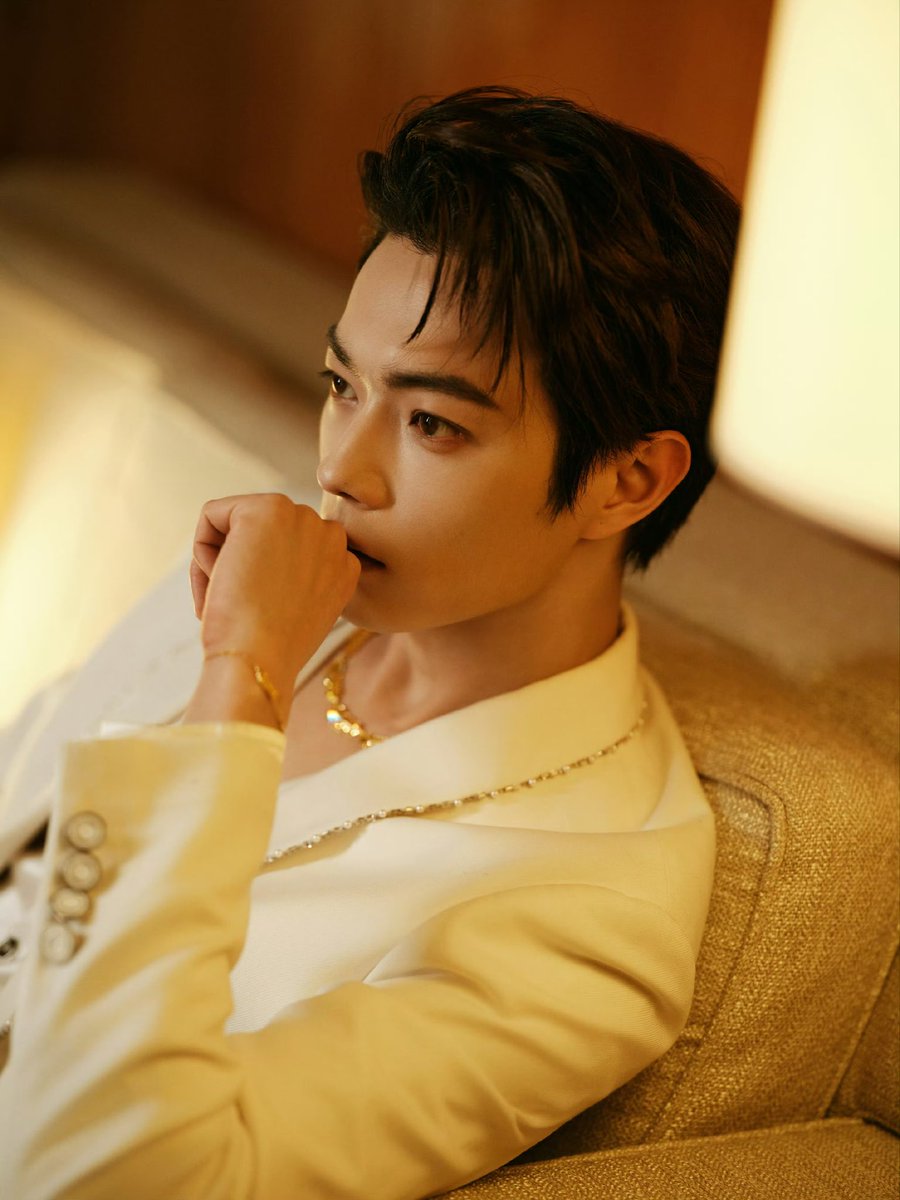 Xu Kai Studio Weibo (2/4) 1.17.26 he is so stunning!! i'm so happy