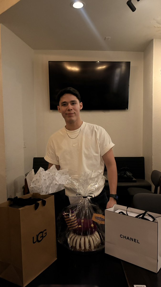 uzuchane's tweet image. Mi primer cuarto de siglo ❤️