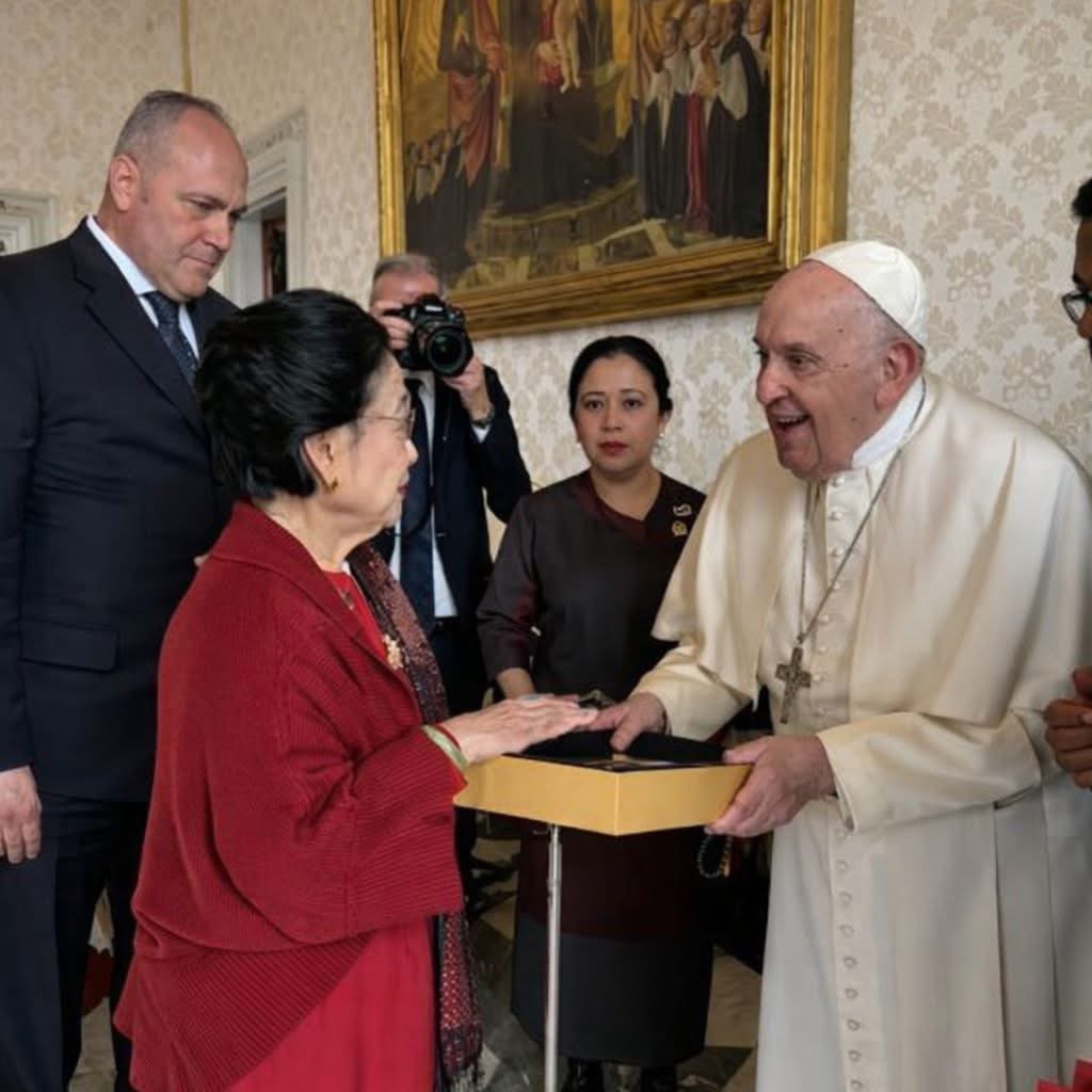 Ketika bertemu Sri Paus sebagian besar wanita diwaiibkan protokol Vatikan untuk memakai pakaian hitam sebagai tanda kerendahan hati.

Hanya ada 7 (tujuh) perempuan, ratu atau bangsawan yang punya privilege memakai pakaian putih ketika bertemu Paus di Vatikan.

Dan ada 2 (dua)