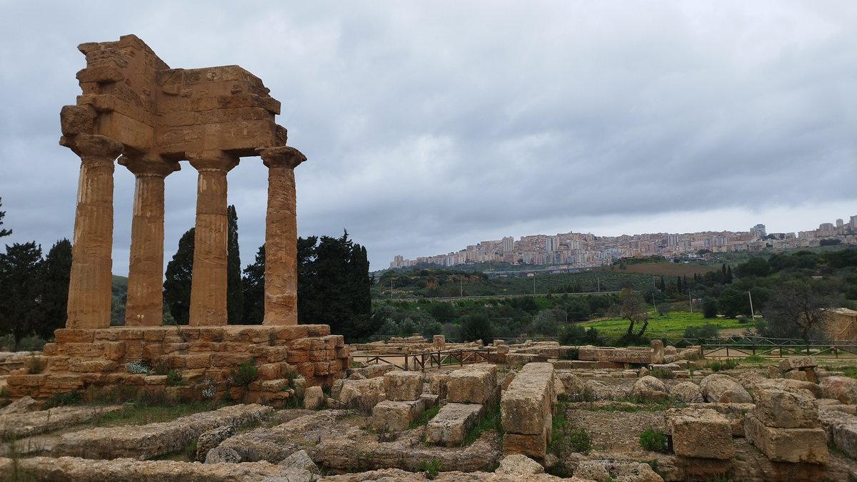 UPADEK IKARA - rzeźba Igora Mitoraja w Dolinie Świątyń (Valle dei Templi) koło Agrigento.

Ciekawe, że Mitoraj jest bardziej znany i ceniony we Włoszech czy we Francji niż w Polsce.
Jego prace widziałem też kilka lat temu na Wezuwiuszu.