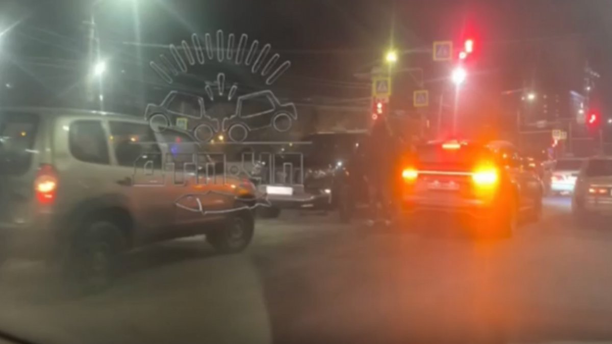 _SeverPost_'s tweet image. Водитель выехал на «встречку» на Кольском проспекте в Мурманске [видео]

В Мурманске на проспекте Кольский легковой автомобиль выехал на встречную полосу. Инцидент зафиксировала камера, установленная в городе.На размещенном в telegram...
severpost.ru/read/201640
#новости #Мурманск