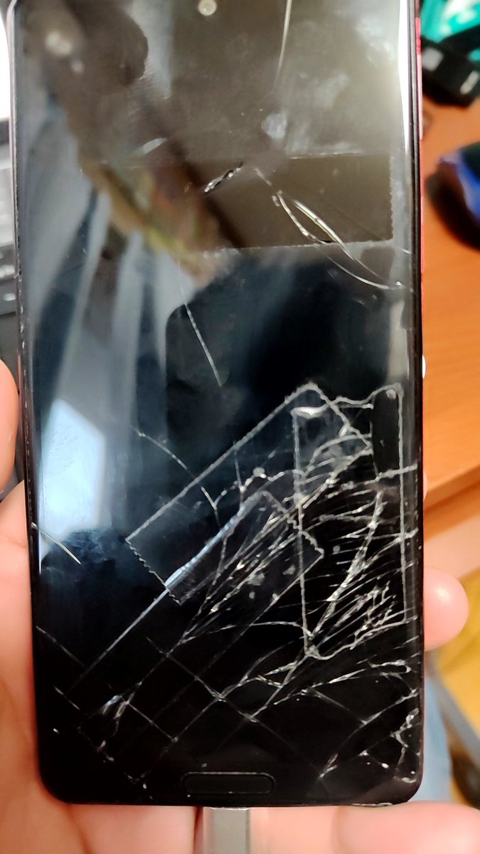 スマホ機種変したので画面割れの状況を(笑)