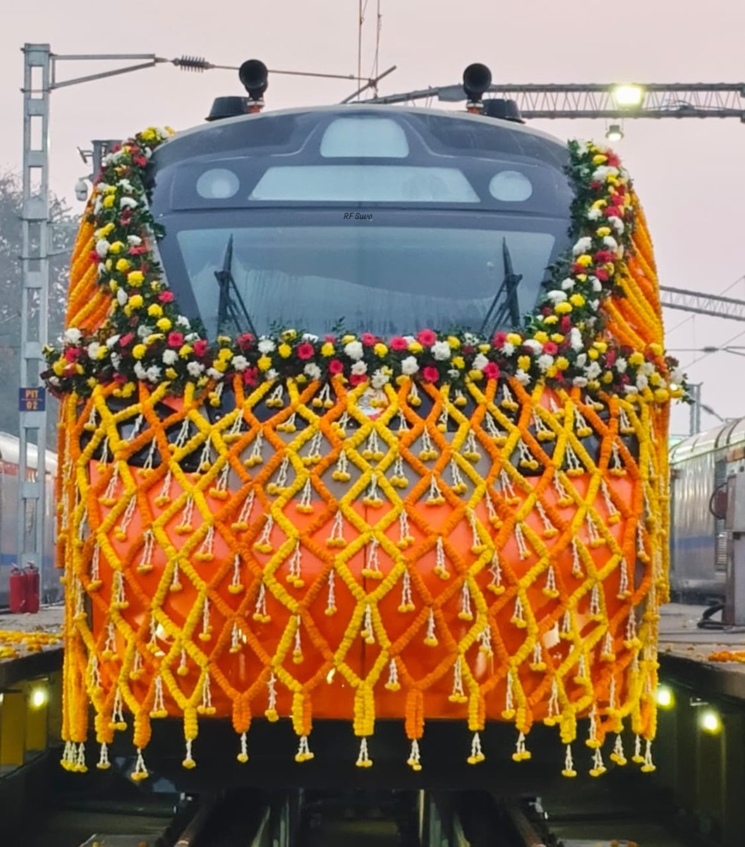 Arijitkarar5's tweet photo. Hon’ble Prime Minister Shri Narendra Modi flags off the 1st Vande Bharat Sleeper Train, Amrit Bharat Express services and dedicates major rail infrastructure projects to the Nation in West Bengal Malda.

#VandeBharatSleeper
#JitbeBJPJitbeBangla https://t.co/OXaTFi3MZq
