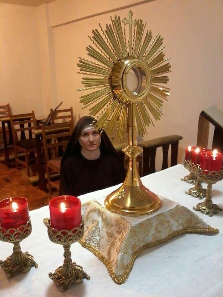 catolicos_es's tweet photo. Parece que reza sola, pero reza por todo y con todos. https://t.co/bq2K2ri268