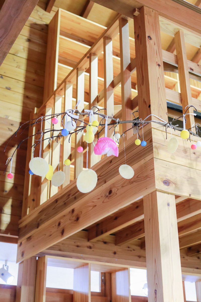 先日、風舟で団子刺しを行いました🍡
団子刺しは、小正月(1/15〜1/20)に団子や縁起の良い鯛、恵比寿様、大判小判などの飾りをミズキの枝に飾る伝統行事です
五穀豊穣や家内安全、無病息災を願うものとされているそう

20日まで飾ってます☺︎