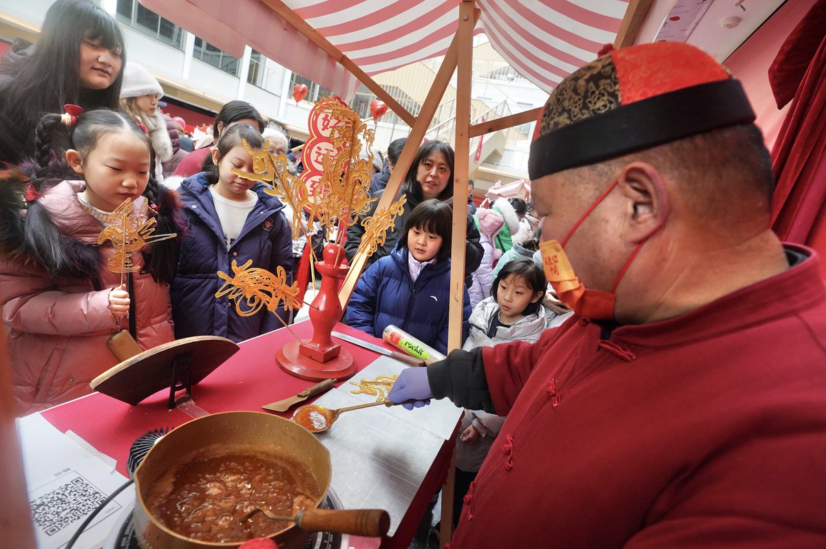 DailyBeijing's tweet image. 朝阳安贞开启“年货专列”
It's shopping fair time! A #SpringFestival #shopping #fair in Anzhen Sub-district, Chaoyang District, Beijing has kicked off, featuring food, clothing, festive supplies such as traditional couplets, and interactive experience zones. #Beijing