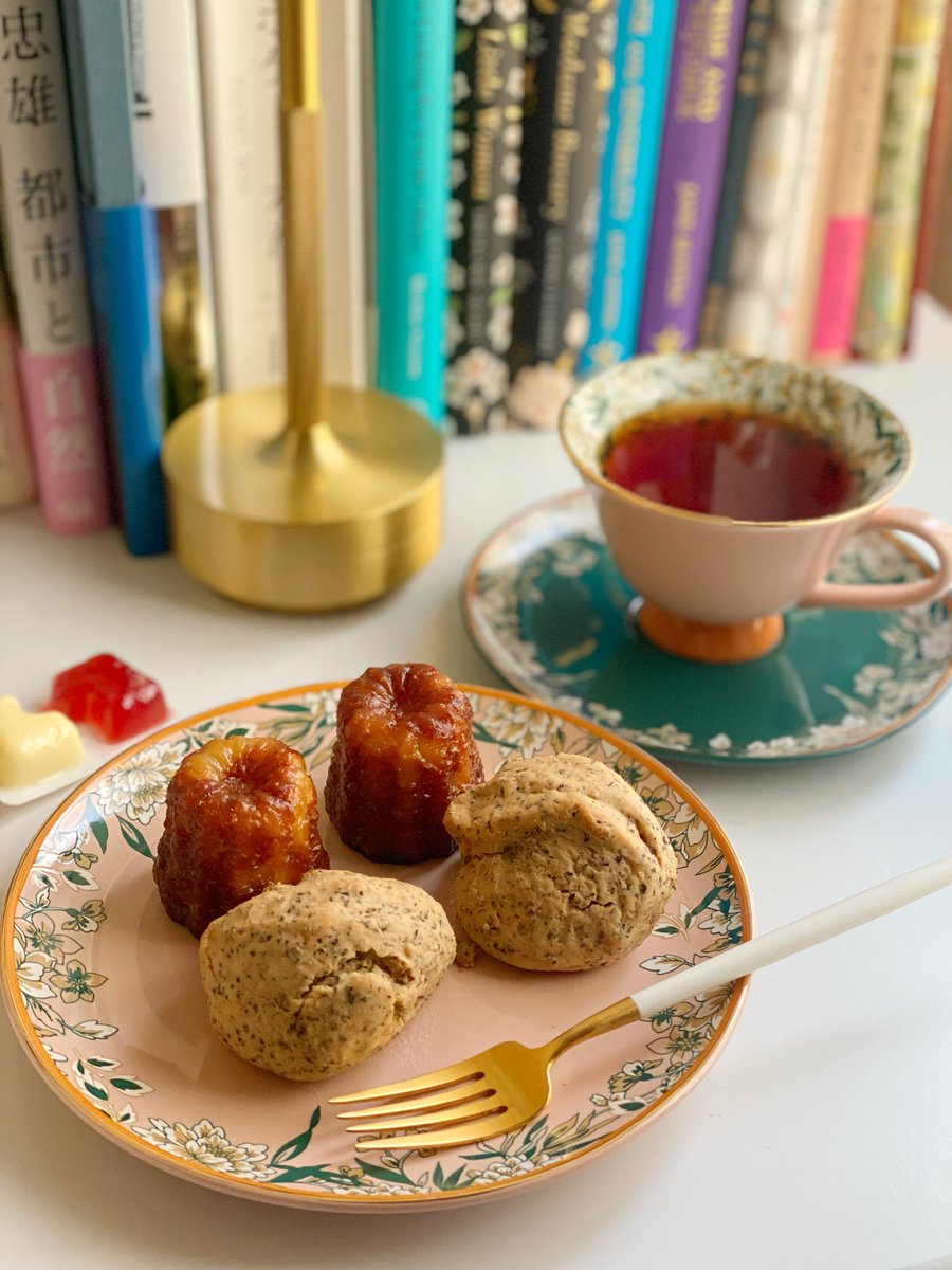 出かける予定をキャンセルして自宅でのんびり。
夏目漱石が「教師として不適当でも学者にはなれる」と言っていて、すごく共感する。