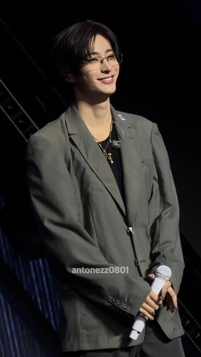 antonezz0801's tweet image. 260117 RIIZE RIIZING LOUD MANILA 마닐라 사첵 #라이즈 #ANTON #anton

Shit 오늘 찬영이 블레이즈에 긱시크안경 쓴 거 ㅁㅊ