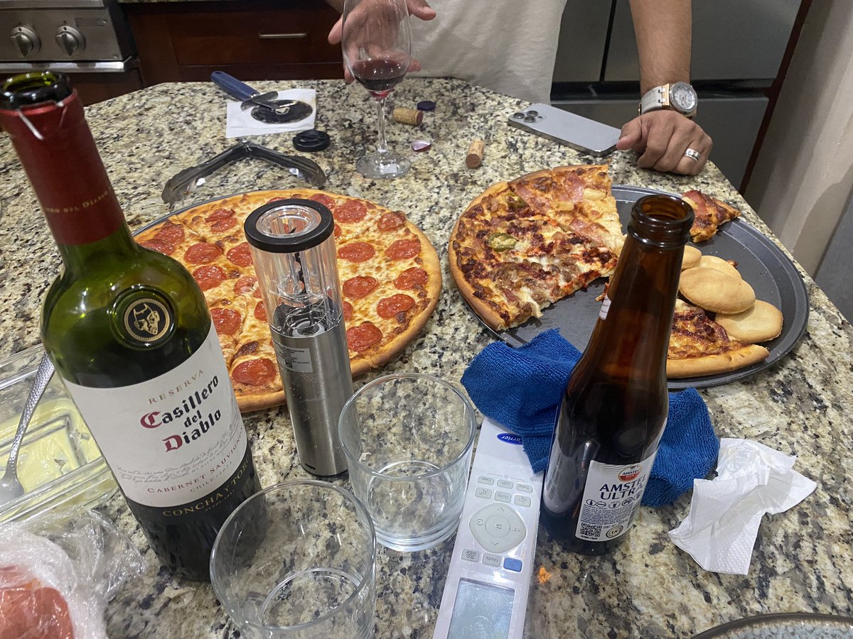 geNaRo316's tweet photo. Noche de pizzas 🍕 https://t.co/jsjGBNjyg5