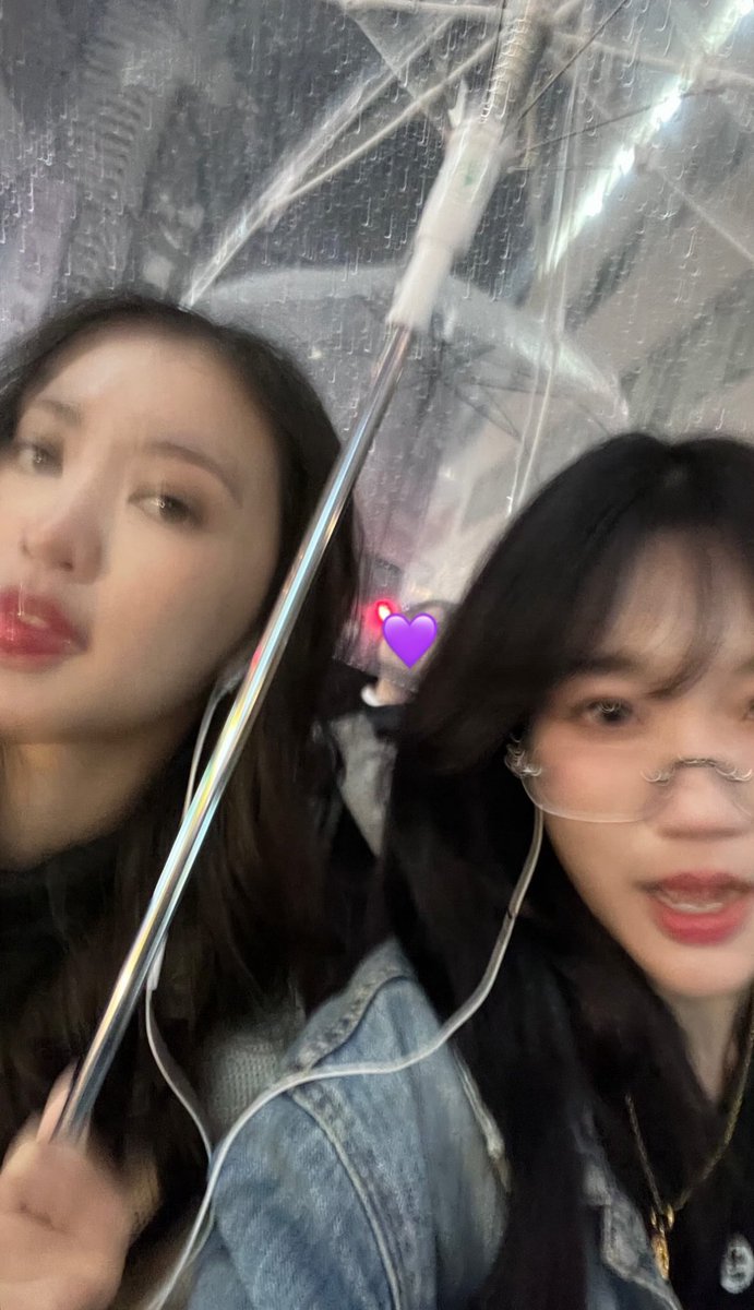 gloekosa's tweet image. satu earphone berdua, SATU PAYUNG BERDUA, UJAN BEGITU MALEM HARI. DUH ANJIR DIEM DEH