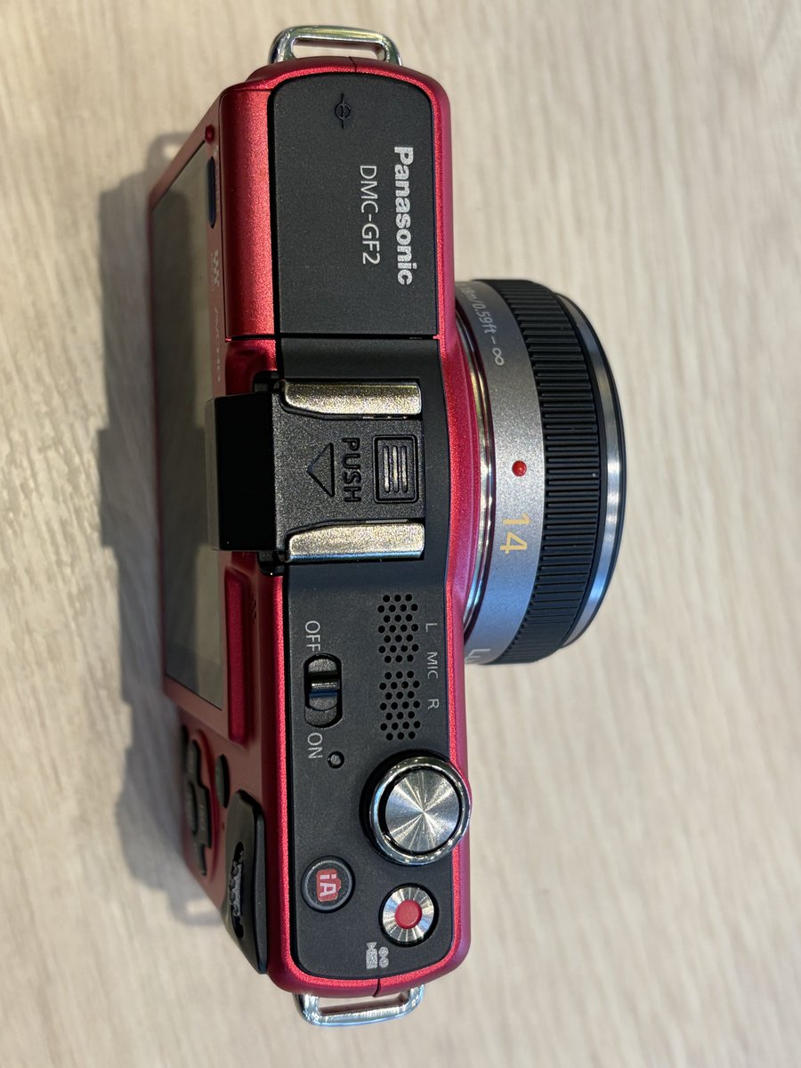 お迎えしました！∩^ω^∩📷✨ デジカメにもみえる？けど、レンズ交換式