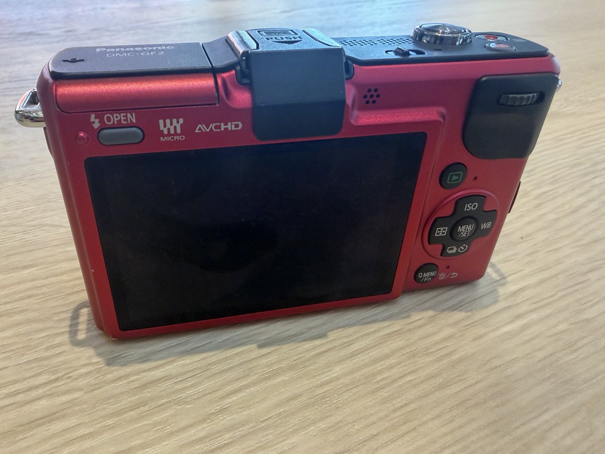 お迎えしました！∩^ω^∩📷✨ デジカメにもみえる？けど、レンズ交換式