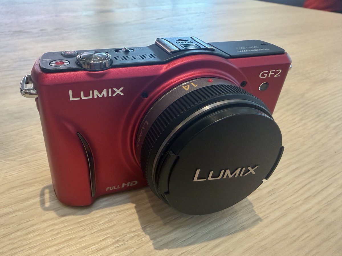 お迎えしました！∩^ω^∩📷✨ デジカメにもみえる？けど、レンズ交換式