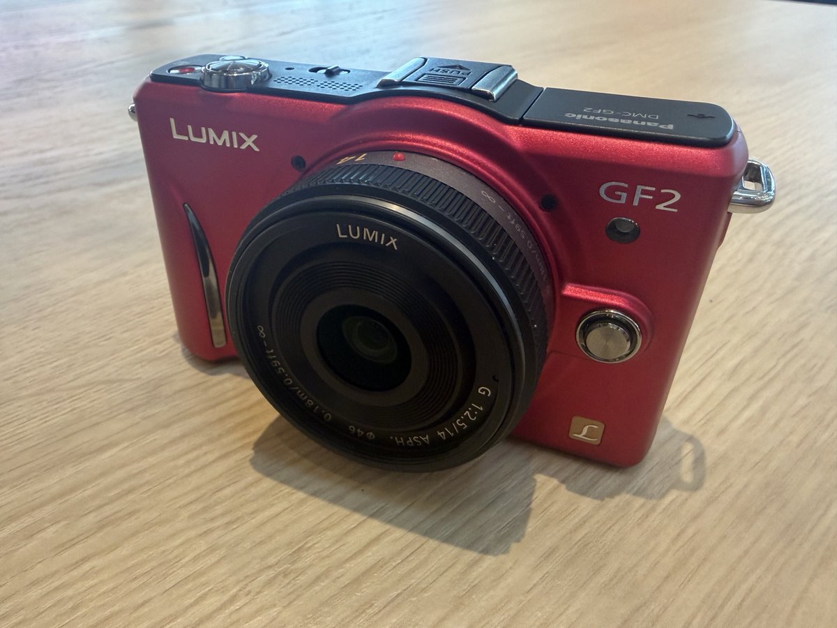 ※りょうちゃん　LUMIX GF1 レッド ミラーレスカメラ お迎えしました！∩^ω^∩📷✨ デジカメにもみえる？けど、レンズ交換式