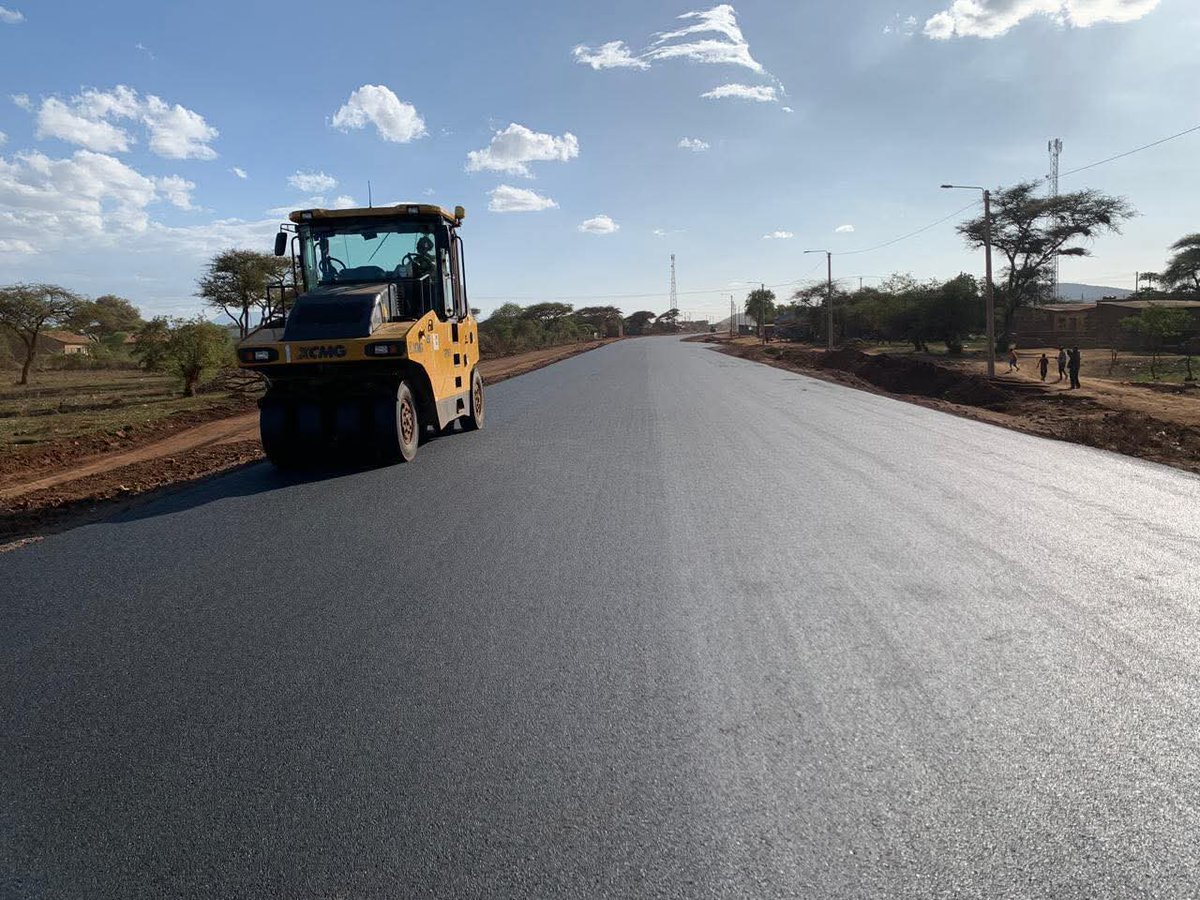 bwiretaveta's tweet photo. Awamu ya tatu ya uwekaji lami katika Barabara ya Taveta–Njukini–Illasit, kuanzia Chala VTC hadi Mahandakini (Dip), imeanza rasmi.

Katika kipindi cha wiki mbili zijazo, kazi ya uwekaji lami inatarajiwa kufika Mahandakini. Kwa sasa, kazi za maandalizi ya barabara ya kuweka lami kati ya Mahandakini na Njukini yamefika Chumvini.