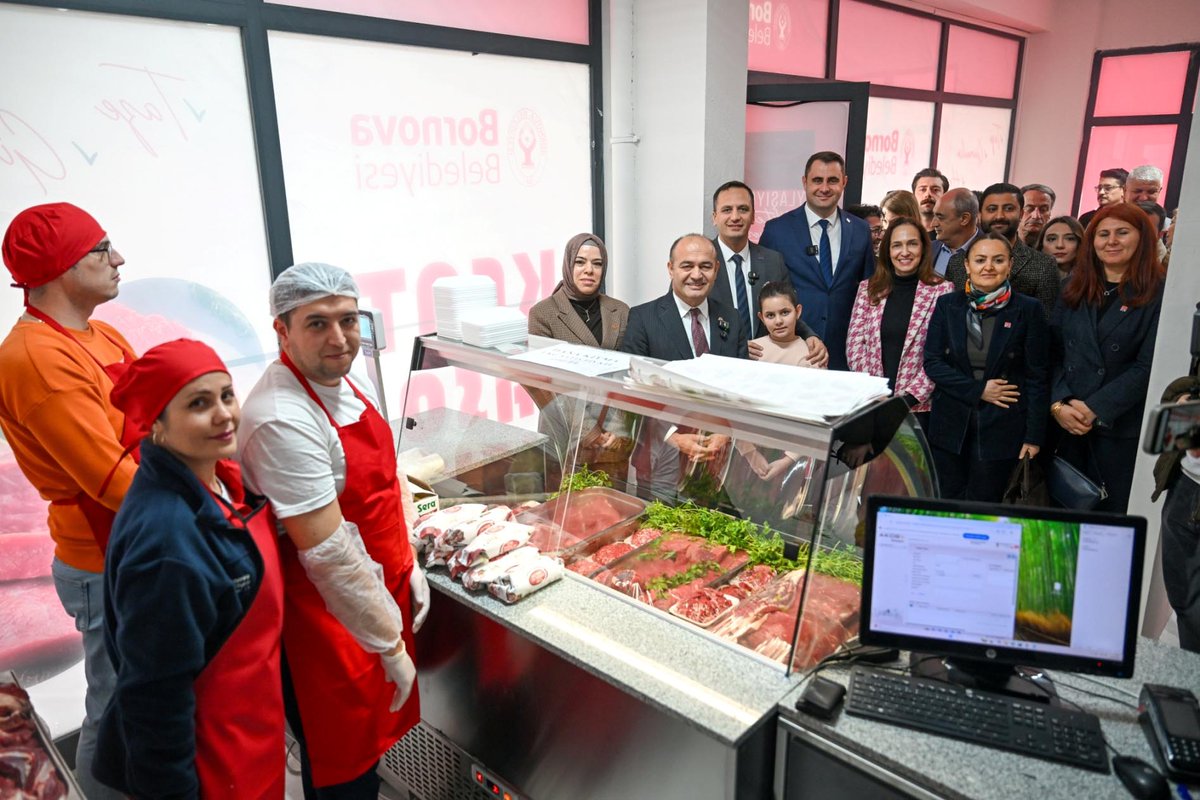 demokratgundem's tweet image. Bornova'da etin en ucuz adresi açıldı
Kent Kasap! 🥩 🧿

Bornava Belediye Başkanı @omereskichp : 

"Yoksulun sofrasını kimseye teslim etmeyeceğiz!"

✅ Piyasanın yüzde 40 altına satış
✅ Kızılay Mahallesi'nde hizmette
 ✅ Sosyal belediyecilikle halkın yanındayız

👇 DETAYLAR…