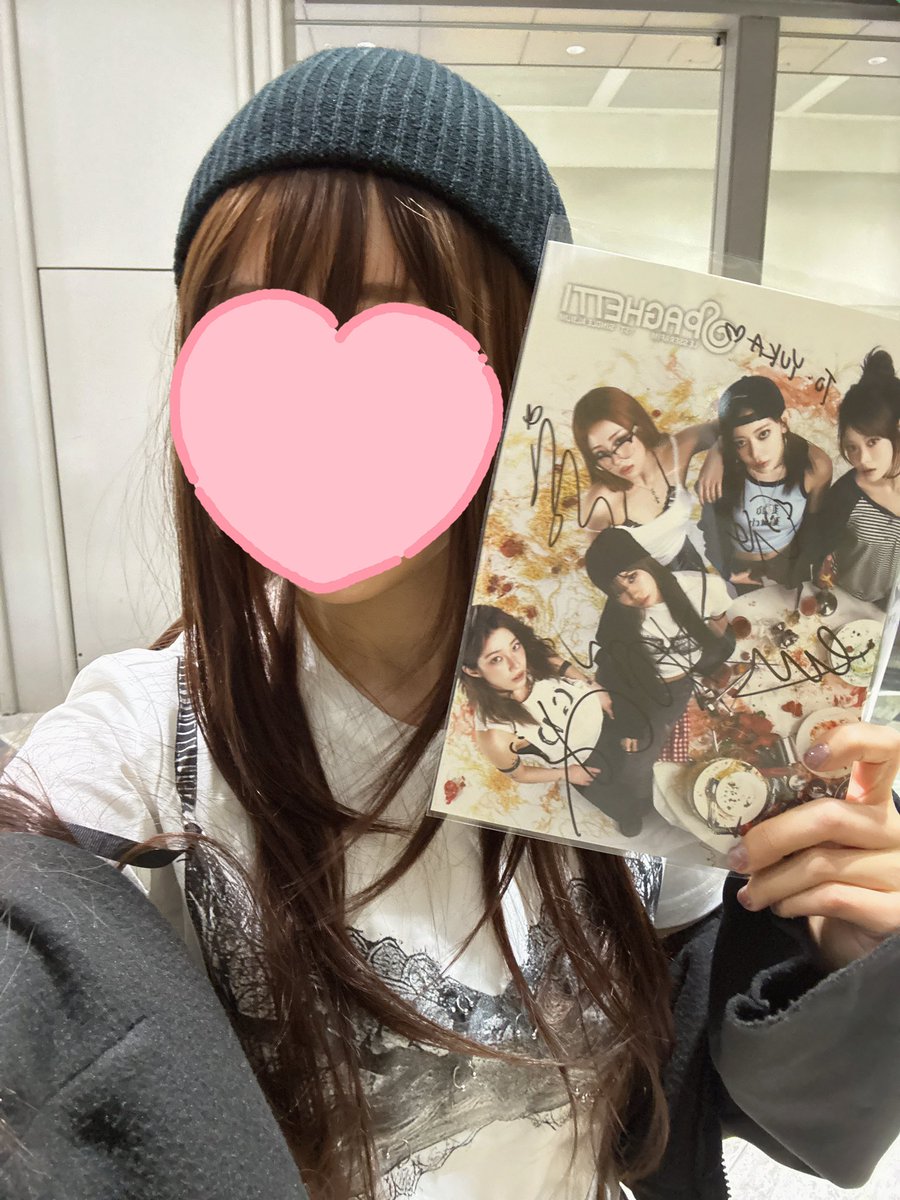 全サ、チェウォンと変な時間流れて本当に失敗して落ち込んでるけど、まさかのサイン用紙が今回も衣装と同じだった😭❣️
嬉しすぎる！😭
#LE_SSERAFIM #CHAEWON #르세라핌 #KIMCHAEWON #김채원　#チェウォン