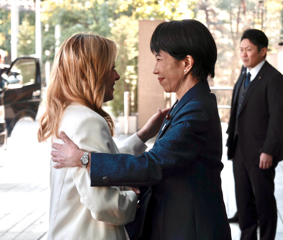 Giorgia Meloni e Takaichi Sanae Due donne di destra, capi di governo di due grandi Paesi e leader competenti e rispettate nel mondo
Diciamoci la verità, questa foto per le donne vale più di mille manifestazioni delle femministe nostrane...