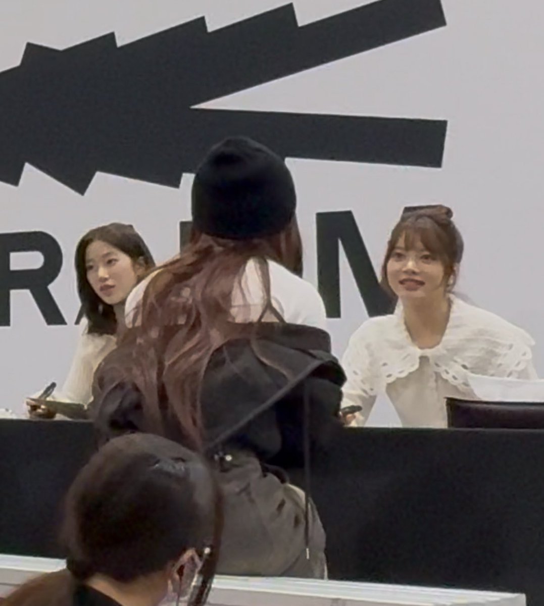 LESSERAFIM ルセラ　ルセラフィム　全員サイン会　大阪　4部

12番でこの後ろ姿でした！
動画交換可能な方いたらDMいただけないでしょうか😢
角度的に自分の番のところが人と被って全く取れておらず🥲