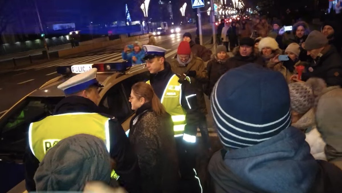 #2016challenge 
Grudzień 2016.Pod Sejmem/uchwalono budżet/napadły mnie bojówki sfanatyzowanego KOD,obrażając mnie,rzucając we mnie butelkami,szarpiąc, wyjąc wuwuzelami w uszy. Prez.Komorowski się ucieszył
Pomogła mi wtedy Policja.Nie oskarżono o napad na KOD.