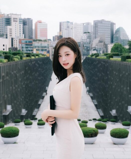 crafty_gllit's tweet image. Hybe never pushed Wonhee as the next Wonyoung. The comparisons started because Wonhee's cousin had her own Wonyoung comparison/controversy. 🧵