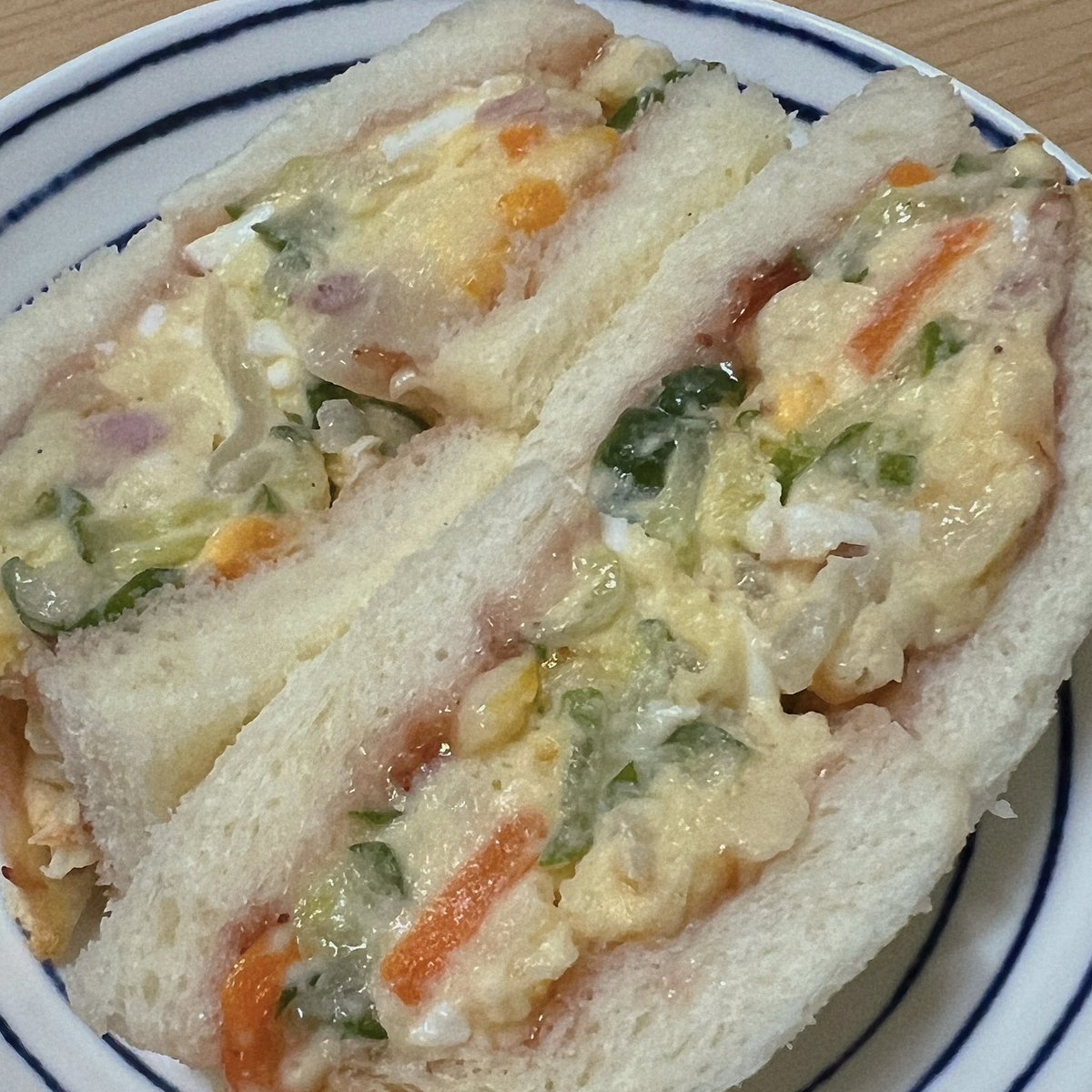 오랜만에 만들어 먹은 
일본식 감자 샐러드 (ポテトサラダ)🥔🥒🥕
일본인 친구가 알려준 포인트는
1. 버터와 식초 넣기
2. 재료를 마구 비비지 않고 설설 섞기
3. 만들고나서 다음날 먹기
한국식 감자 샐러드랑은 또 다른 맛〰️
빵이랑 먹는것보다 그냥 먹는게 더 맛있다