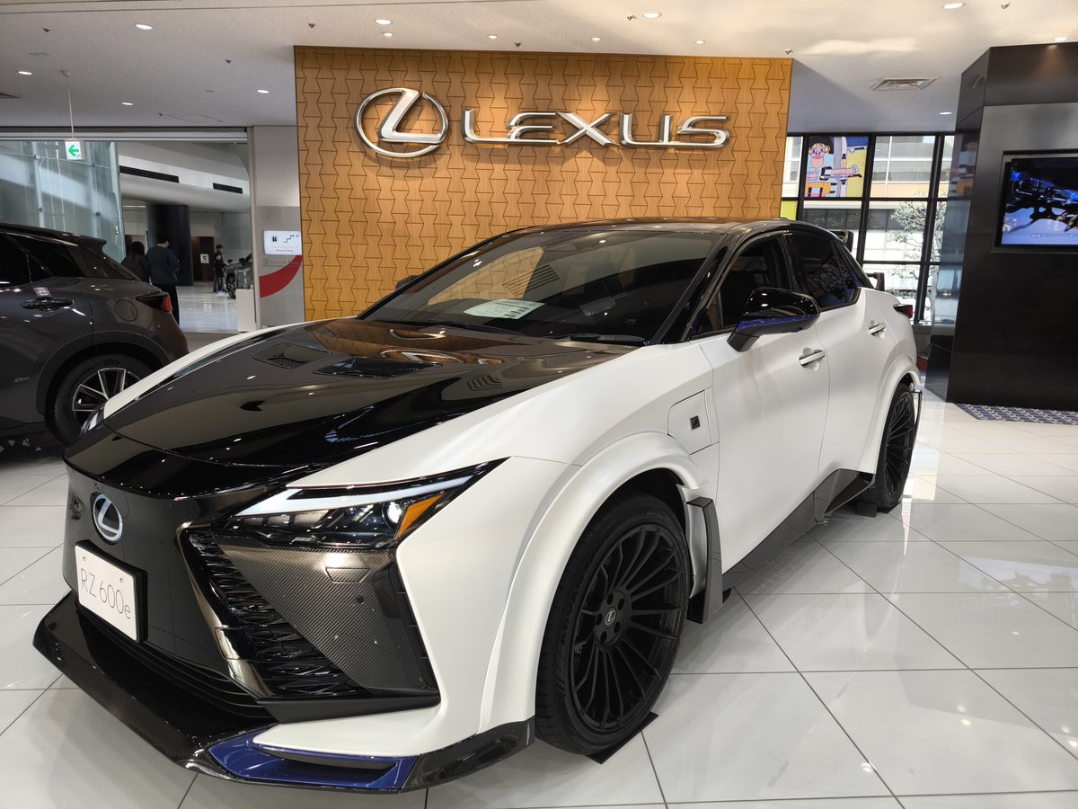 yasu_323i's tweet photo. トヨタ会館に展示されている
RZ特別仕様車のLEXUS RZ600e
 “F SPORT Performance”
ホワイトのマットカラーと21インチホイールがいい感じ♪
ステアバイワイヤ装備✨
#LEXUS
#RZ600e 
#トヨタ会館 https://t.co/VzFfwnGCfQ