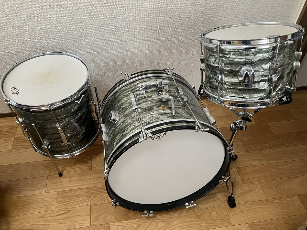 QIl1WSgFaN99132's tweet image. ドラムセット２台の時点でだいぶやっちゃった感がありましたが、無事に３台目も到着しましたww
#ドラムセット　#ビンテージ　#ludwig