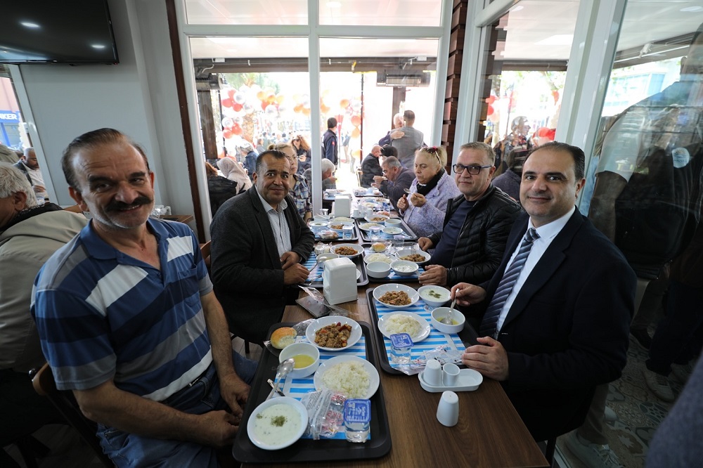 demokratgundem's tweet image. Menderes Belediyesi'nden 
Zamlara meydan okuyan karar! 🍽️ ✊

Yeni yıl zamlarına rağmen Kent Lokantası'nda fiyatlar değişmedi: 4 çeşit yemek, ekmek ve su hala 90 TL

Belediye Başkanı İlkay Çiçek (@iLkayeFe)

"Ekonomik zorlukta vatandaşımızın yanındayız. Ranta değil, halka…